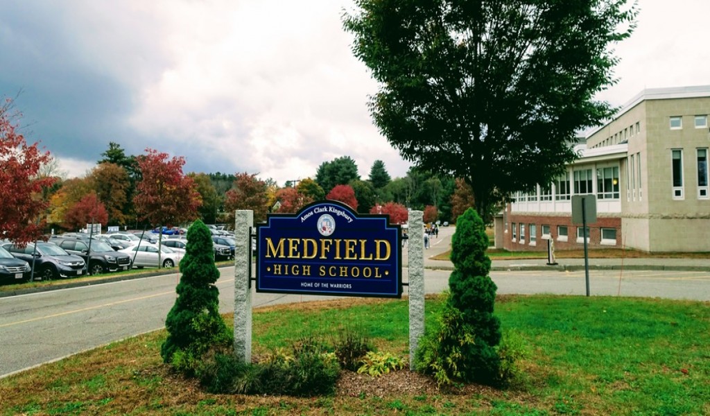 梅德菲尔德高中 - Medfield High School | FindingSchool
