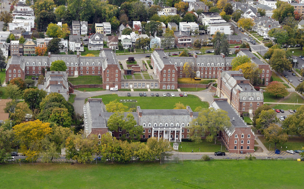 纽约州立大学奥尔巴尼 - UAlbany's Alumni quad near downtown Albany, which acts as dormitories for students - SUNY University at Albany