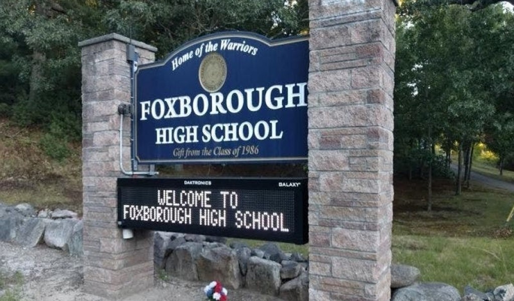 福克斯堡高中 - Foxborough High School | FindingSchool