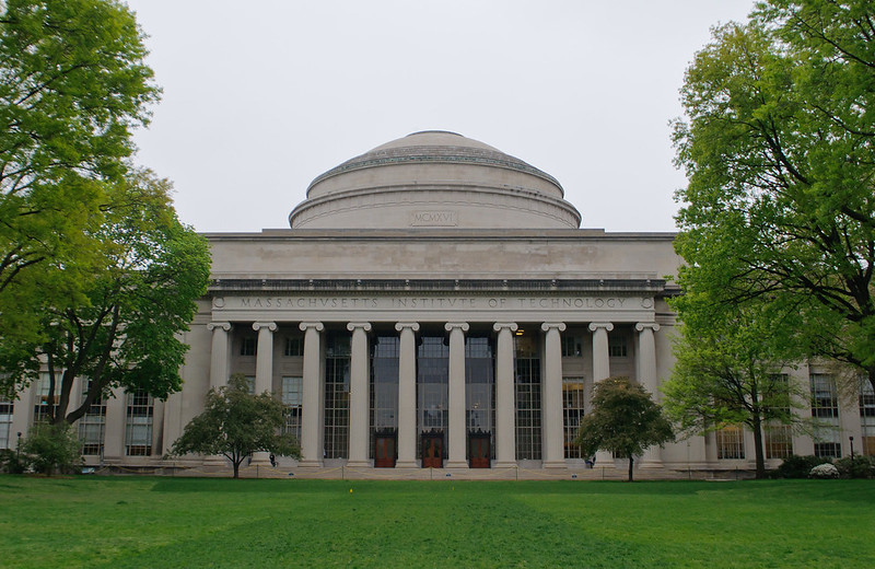 麻省理工大学 - Cambridge is home to not just one, but TWO of the world's most respected institutions of higher learning. - Massachusetts Institute of Technology