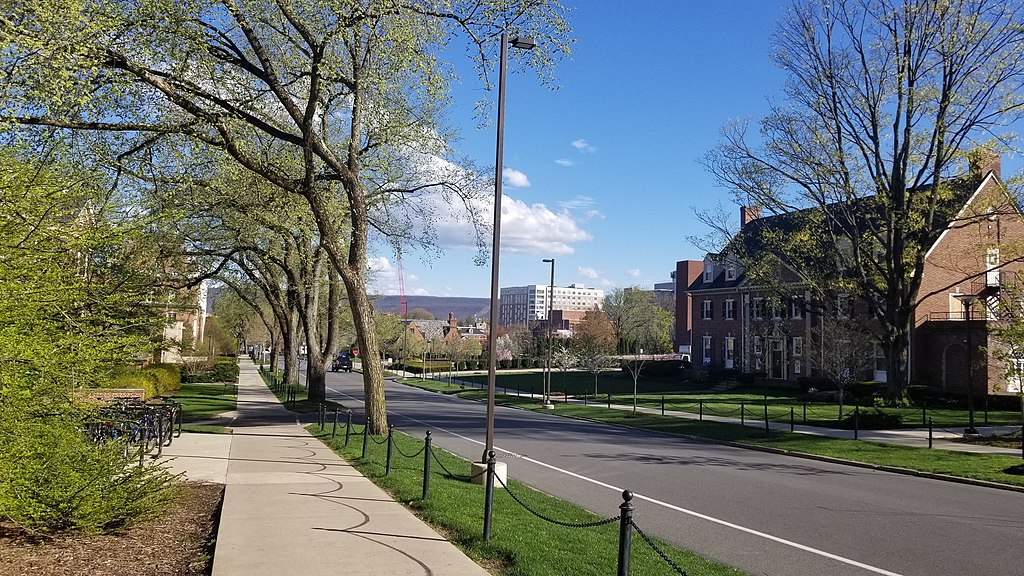 宾州州立大学帕克校区 - Image of University Park facing downtown State College taken near the Waring Commons on Burrowes Rd - Penn State University Park